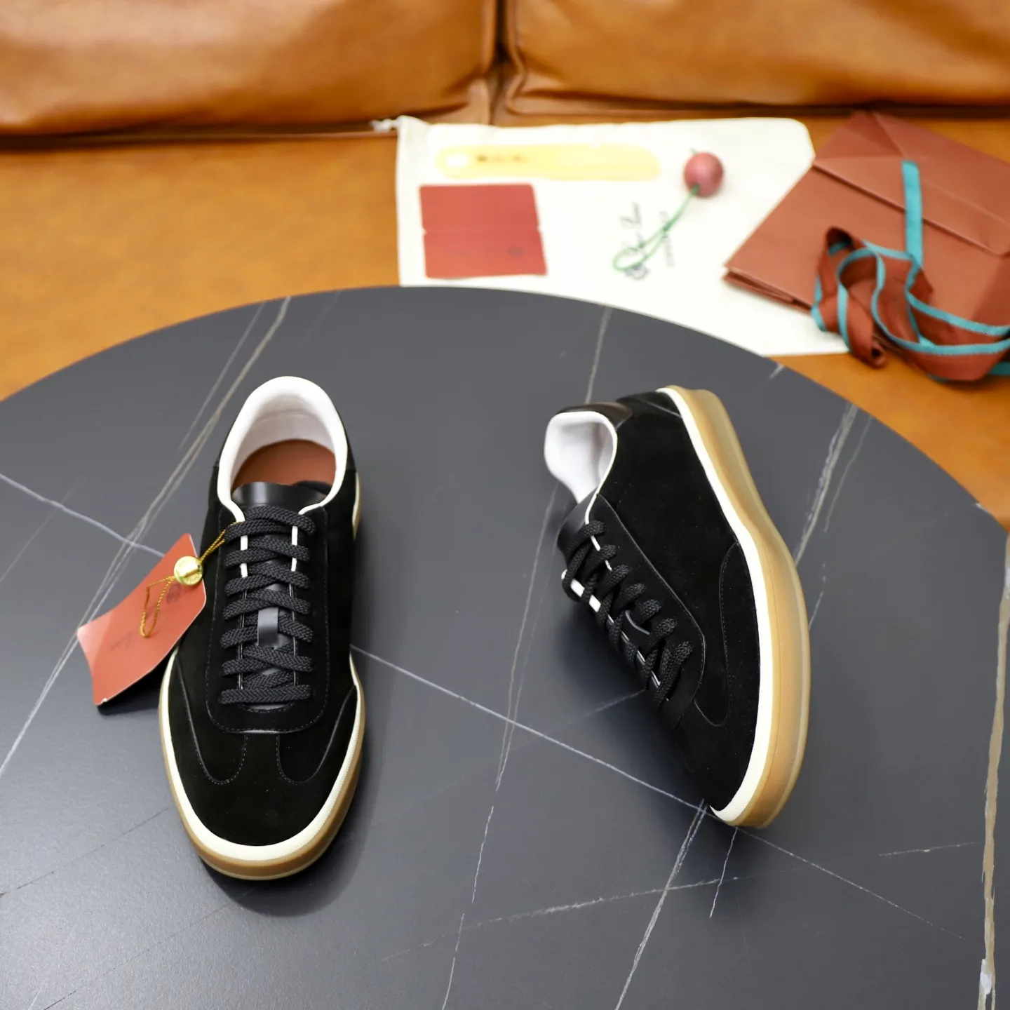 Ex-factory price: 560💰Loro Riana men’s moral training sneakers! Made from high-quality materials and designed in a low-cut silhouette, it offers an elegant and stylish look that's suitable for year-round wear. The unique double-layer sole aesthetic design, caramel cup-shaped outsole is decorated with off-white rubber trim, creating an attractive color combination. Pair with tailored pieces or jeans for a sophisticated yet casual look. The heel is decorated with soft cow leather tongue with Kummel color inserts and cotton laces with embossed LP logo. Upper: cow split suede. Lining: original thickened soft sheepskin. Size: 38-39-40-41-42-43-44 (customized in 45.46)